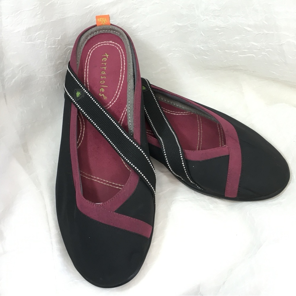 Terra Soles Black and Burgundy Slip-On Flats with Cross Strap
